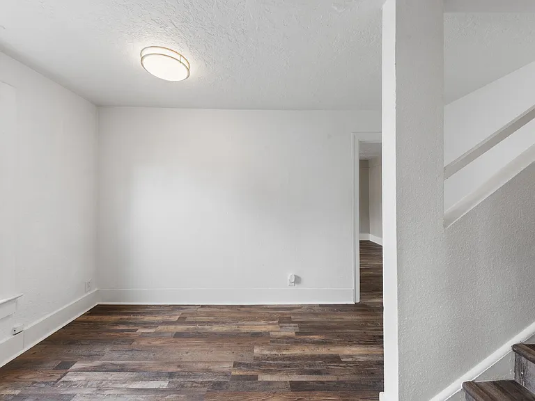 421 S College St #4 — Photo 9