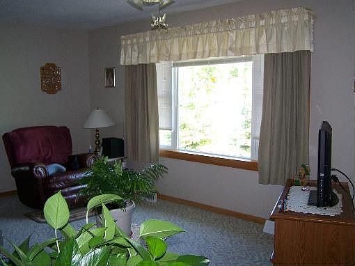 5th image of 107 Turner St W