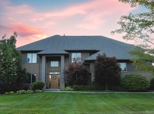 4176 Oak Tree Cir, Rochester, MI 48306