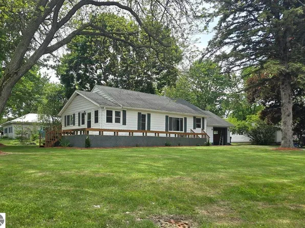 425 Wright St, Breckenridge, MI 48615