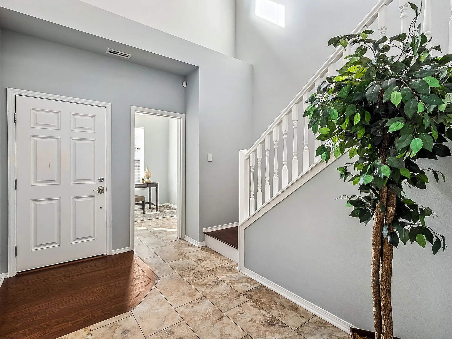 4 bed, 2.5 bath, 2090 sqft, $3,400 — Photo 3