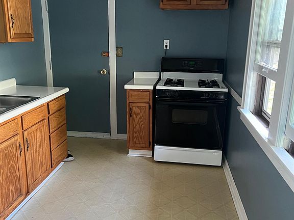 3rd image of 1095 Maryland Ave E #2