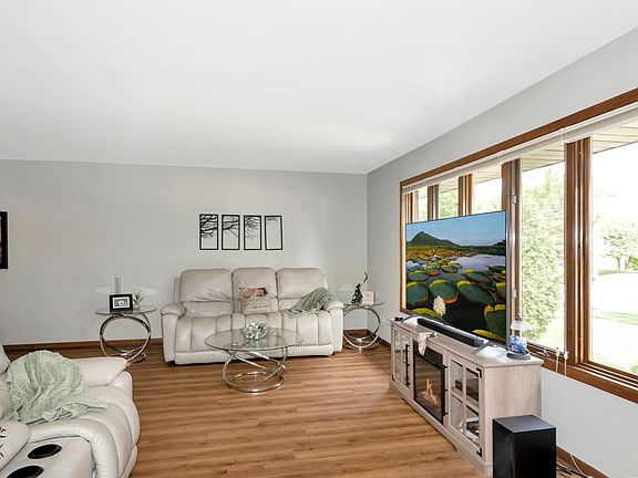 4th image of 8303 Aspen Ln