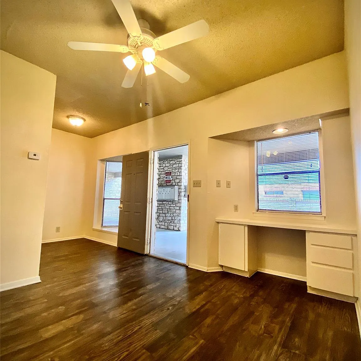1 bed, 1.0 bath, 405 sqft, $1,000 — Photo 1