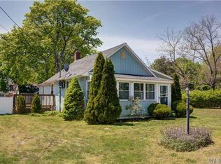 215 Walnut Pl, Mattituck, NY 11952