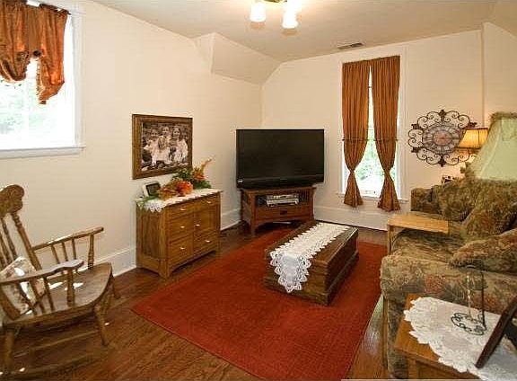 5th image of 40 N Pine Street
