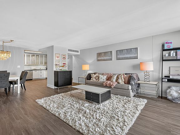 3rd image of 6033 N Sheridan Rd APT 28D