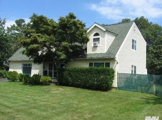 19 Fairwood Ln, Coram, NY 11727