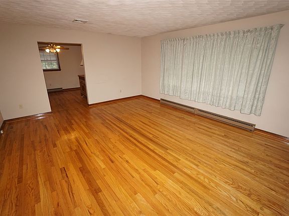 5th image of 2314 Clover Ln
