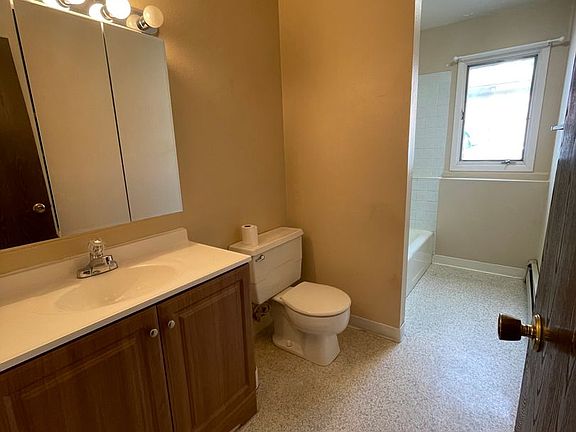 3rd image of 304 Cedar Ave Unit 4