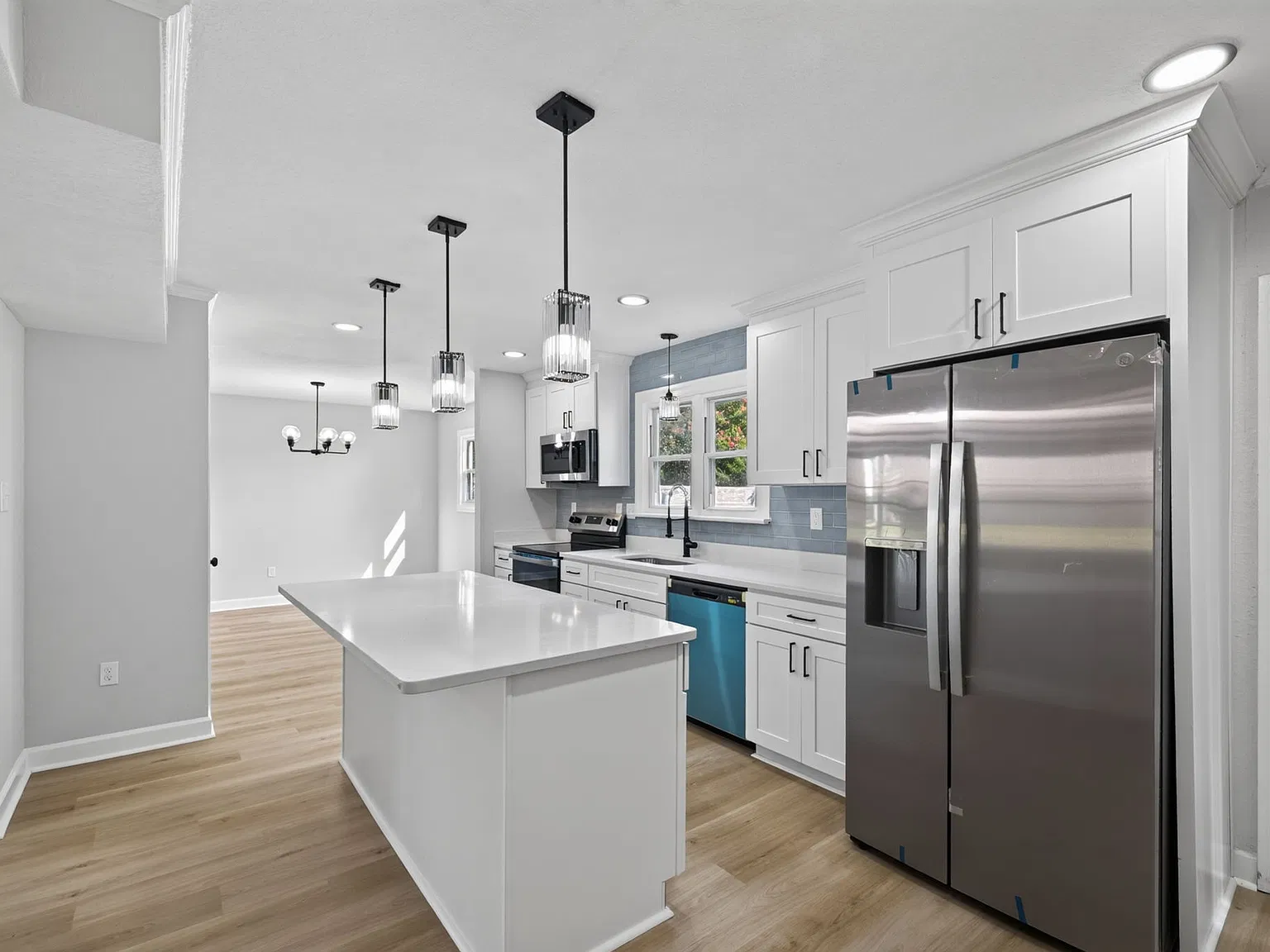 5 bed, 3.5 bath, 2422 sqft, $3,500 — Photo 3