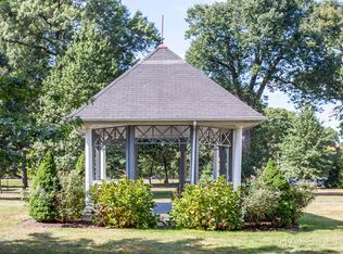 128 Woodside Grn APT 1B, Stamford, CT 06905