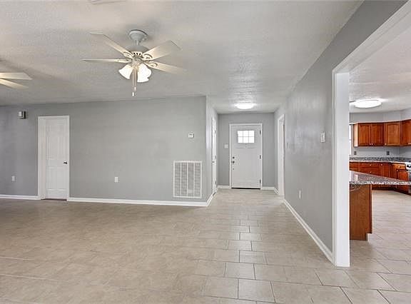 4th image of 301 S Lopez St