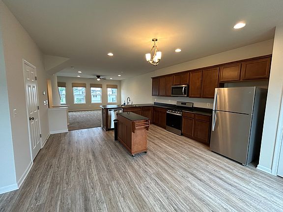 3rd image of 500 Parkland Dr