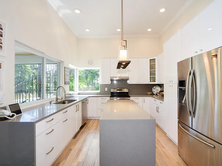 110 SW 11th Ave — Photo 5