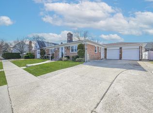 515 S 12th St #A, New Hyde Park, NY 11040