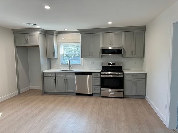 Brand new kitchen with new appliances.