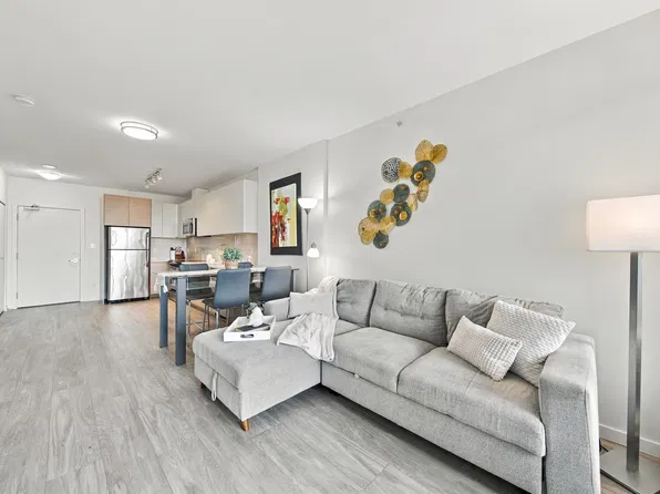 13303 Central Ave #304, Surrey, BC V3T 0K6