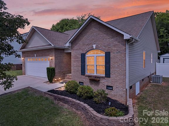 4th image of 1590 Mayfair Dr