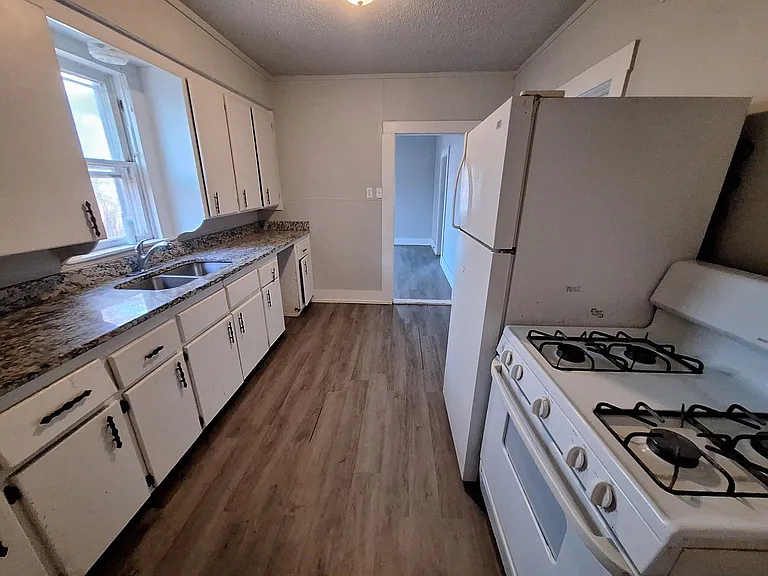 1026 Jeanette St — Photo 6