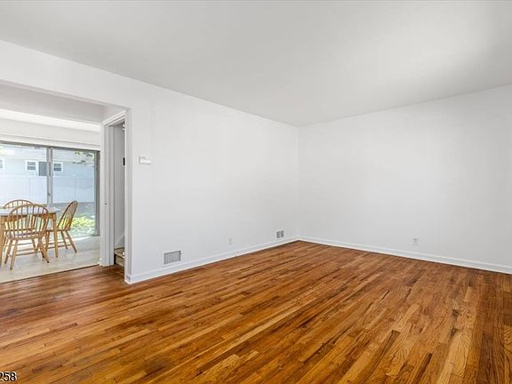 5th image of 23 Riverdale Ave