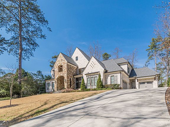 3rd image of 1104 Roxboro Dr NE