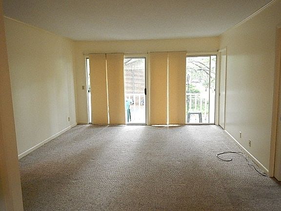 5th image of 800 Mallery St Village Green Condos