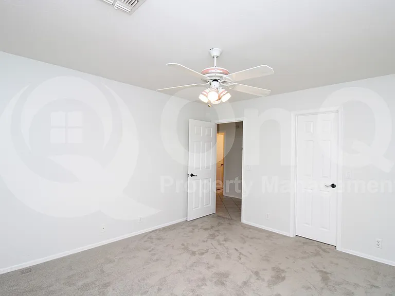 913 E Gary Ln — Photo 15