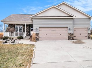 3045 Oxford Ln, Flushing, MI 48433