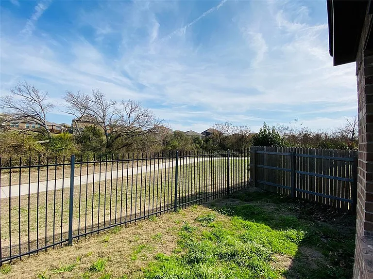 708 Aliso Trl — Photo 18