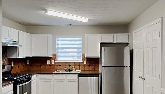 5th image of 905 Hollybrook Dr