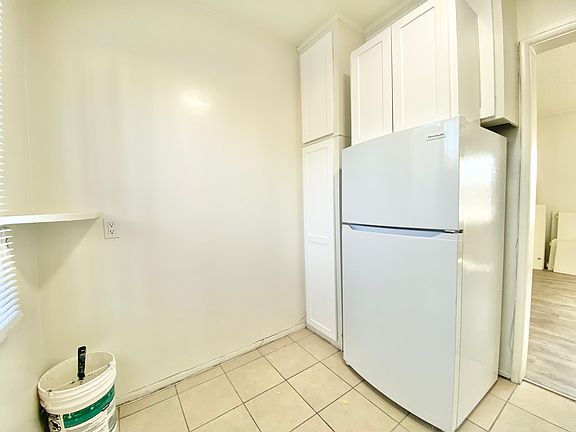 2nd image of 632 W Hillsdale St #5