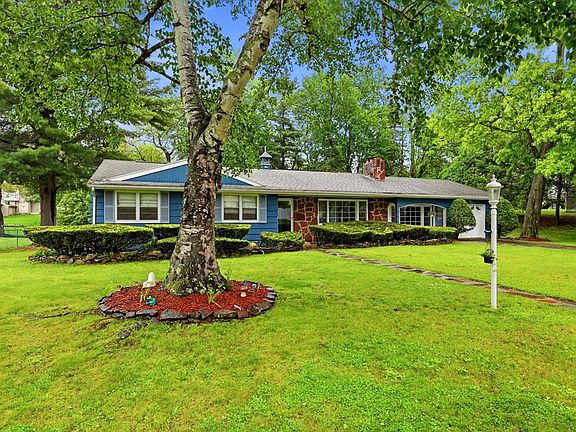 4th image of 87 Squire Ln