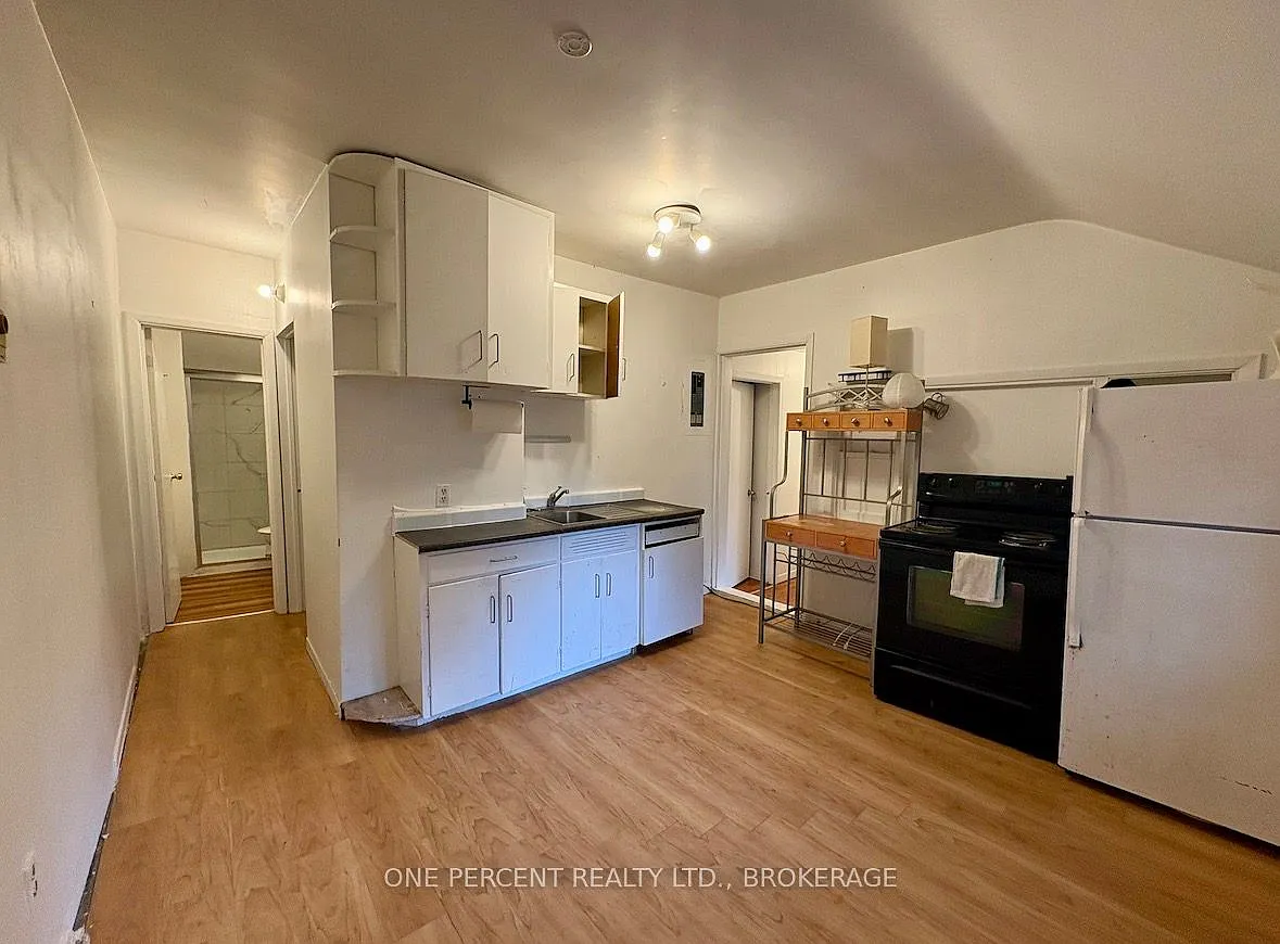 3 bed, $2,100 — Photo 2