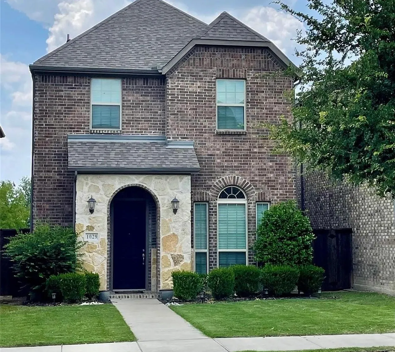 3 bed, 1936 sqft, $2,900 — Photo 1
