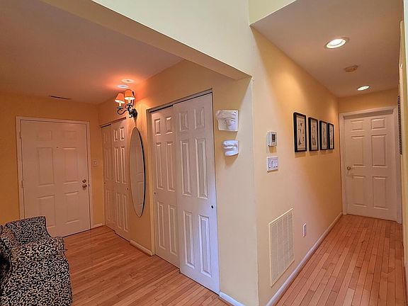 4th image of 6 Fourwood Ct Unit 6C