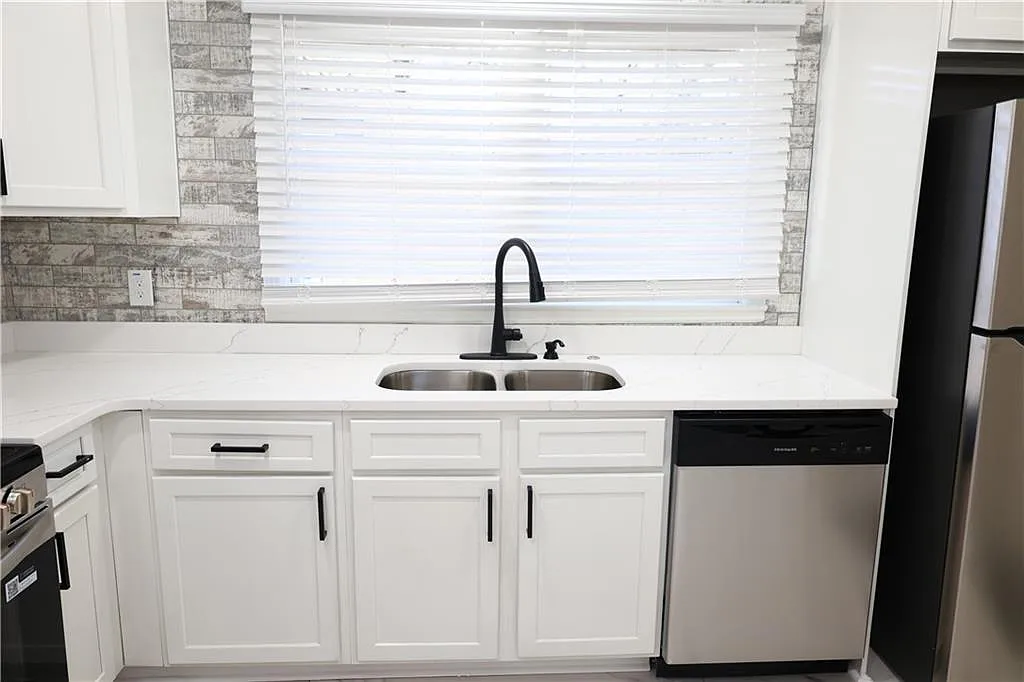 3 bed, 2.0 bath, 1230 sqft, $2,500 — Photo 3
