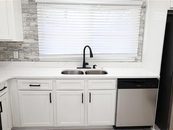 3rd image of 1876 Sandtown Rd SW