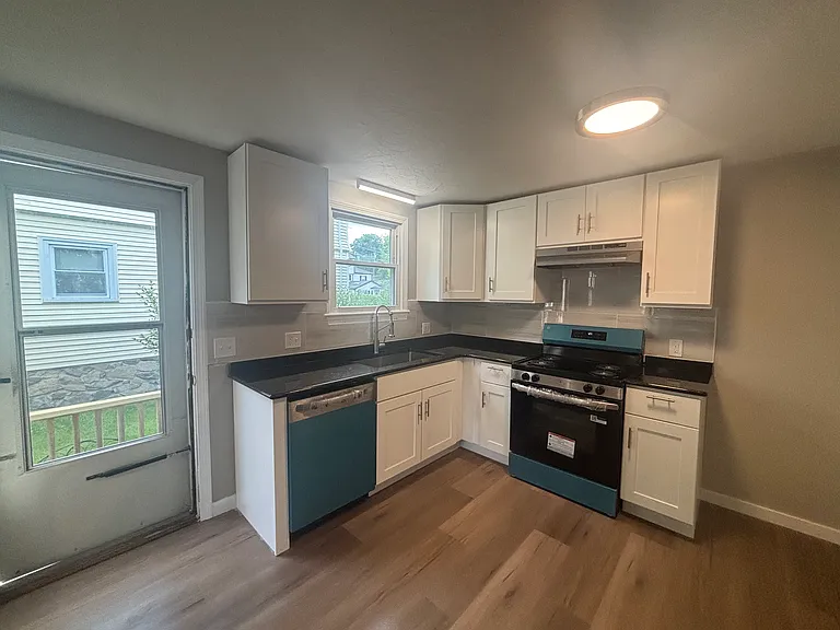 162-164 Essex St #1 — Photo 2