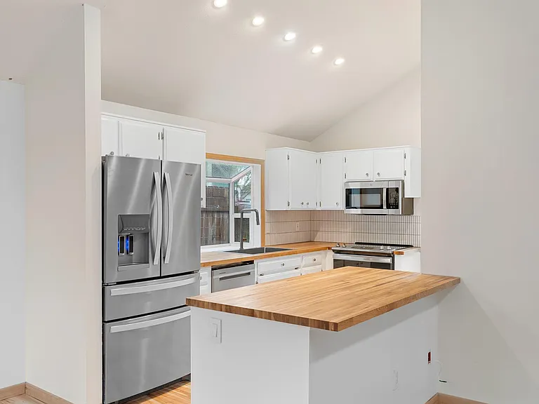 10946 SW 65th Ave — Photo 10