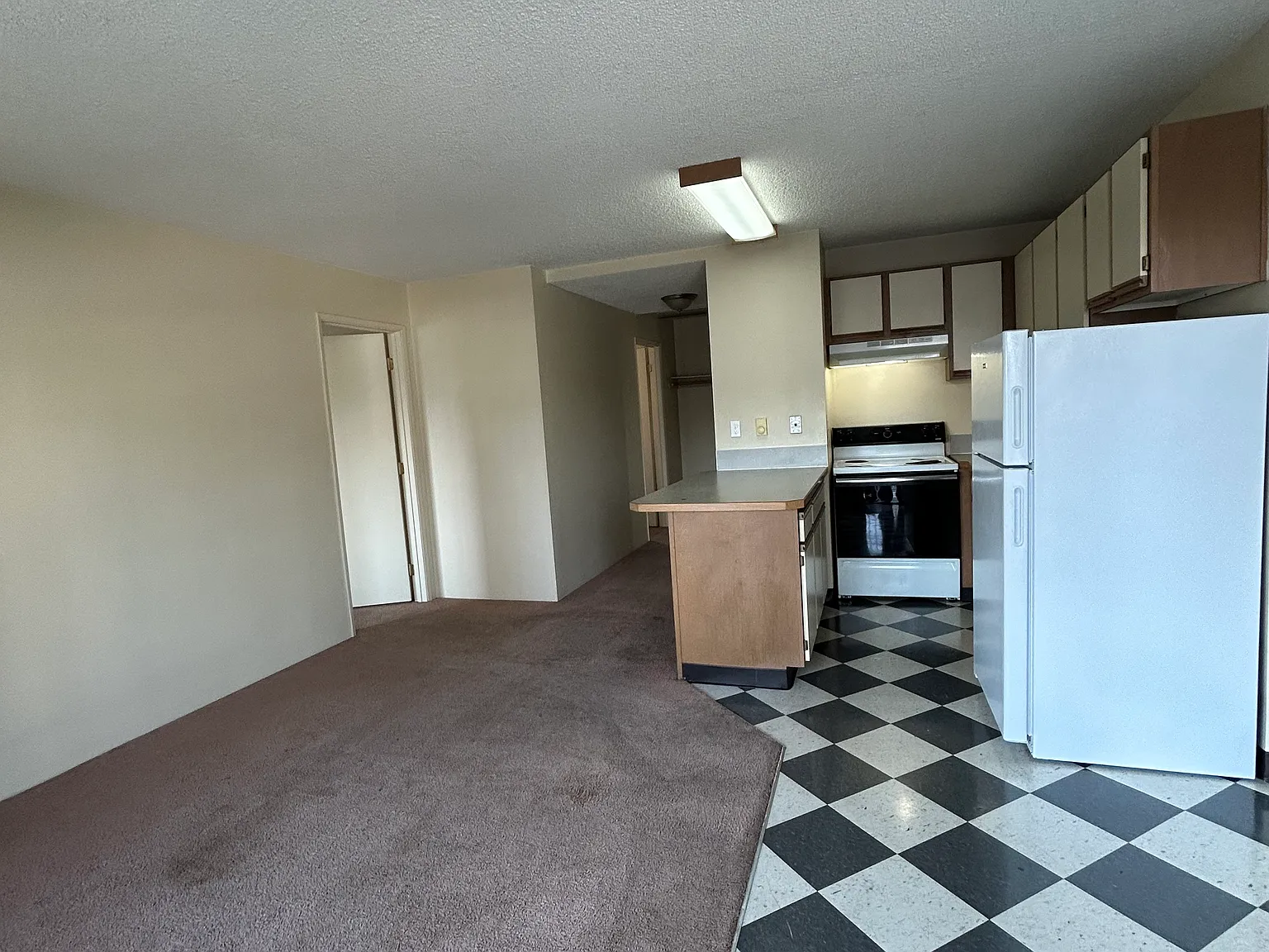 2 bed, 740 sqft, $1,800 — Photo 2