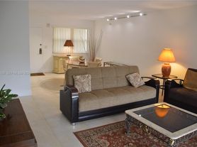 461 Ives Dairy Rd, Miami, FL