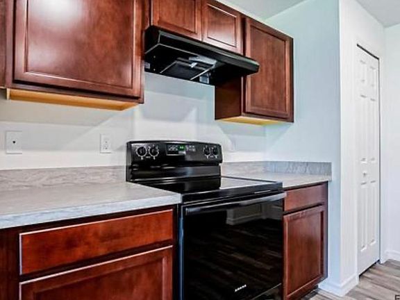 4th image of 6 White Horse Ln