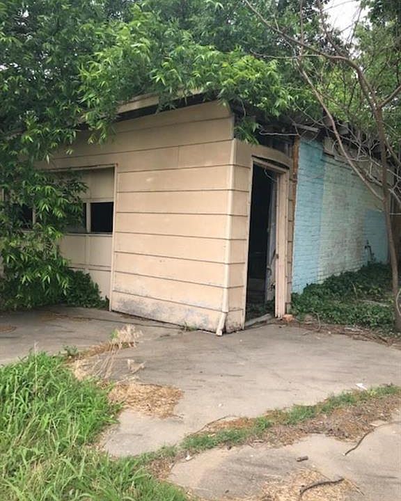 2nd image of 1502 N Market Ave