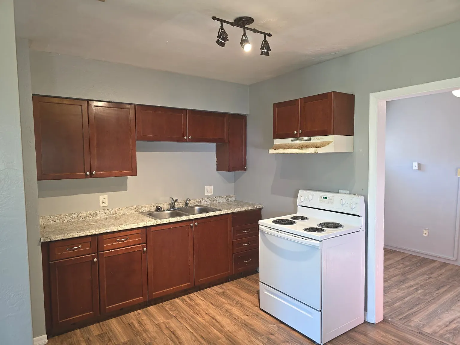 3 bed, 1160 sqft, $1,900 — Photo 3