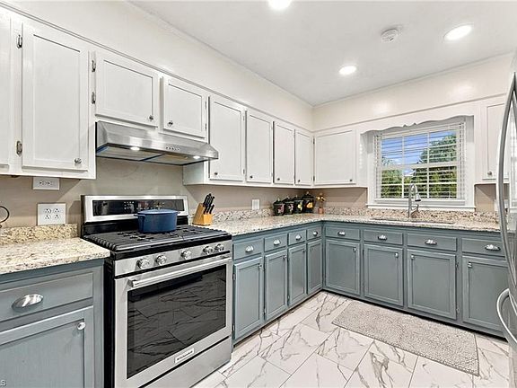 3rd image of 1810 W Front St