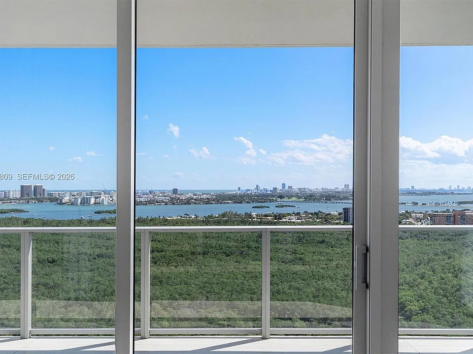 2411 Laguna Cir #2304