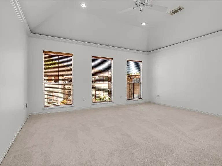 4916 Travis St — Photo 15