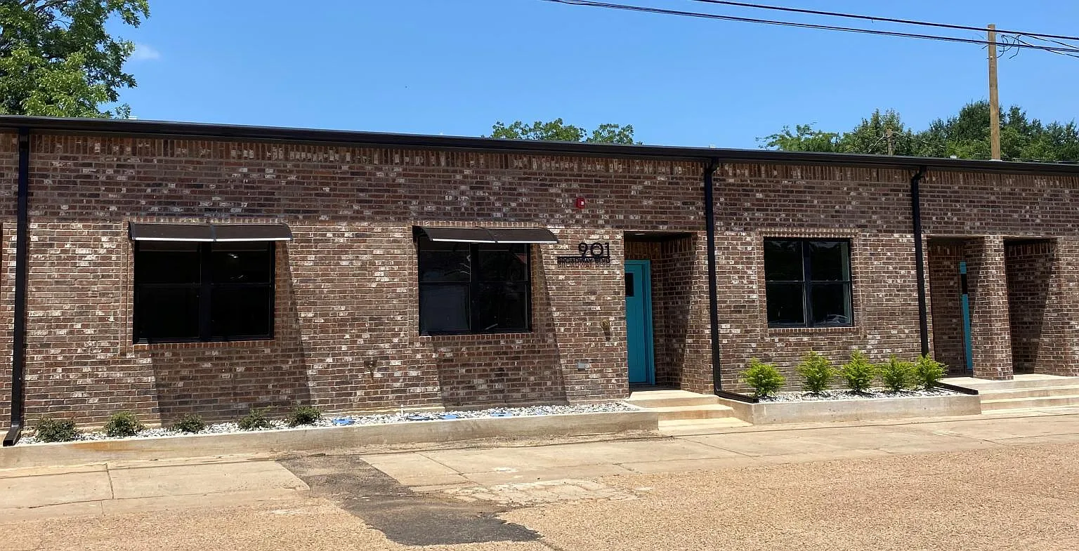 901 Broadway Blvd — Photo 2