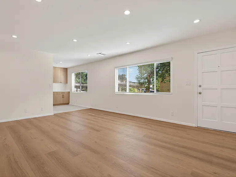2539 Manhattan Ave — Photo 10